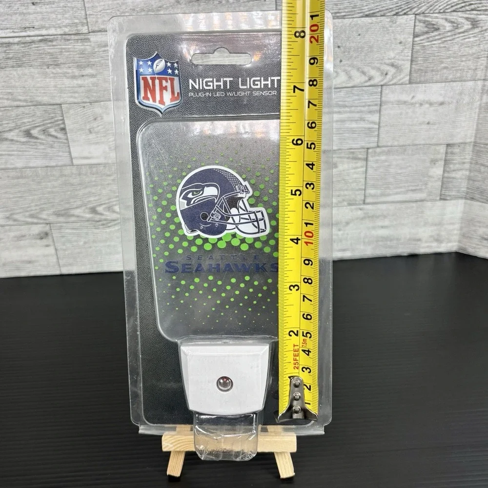 SEATTLE SEAHAWKS TEAM FROSTED NIGHT LIGHT‎ PLUG-IN LED W/LIGHT SENSOR NEW